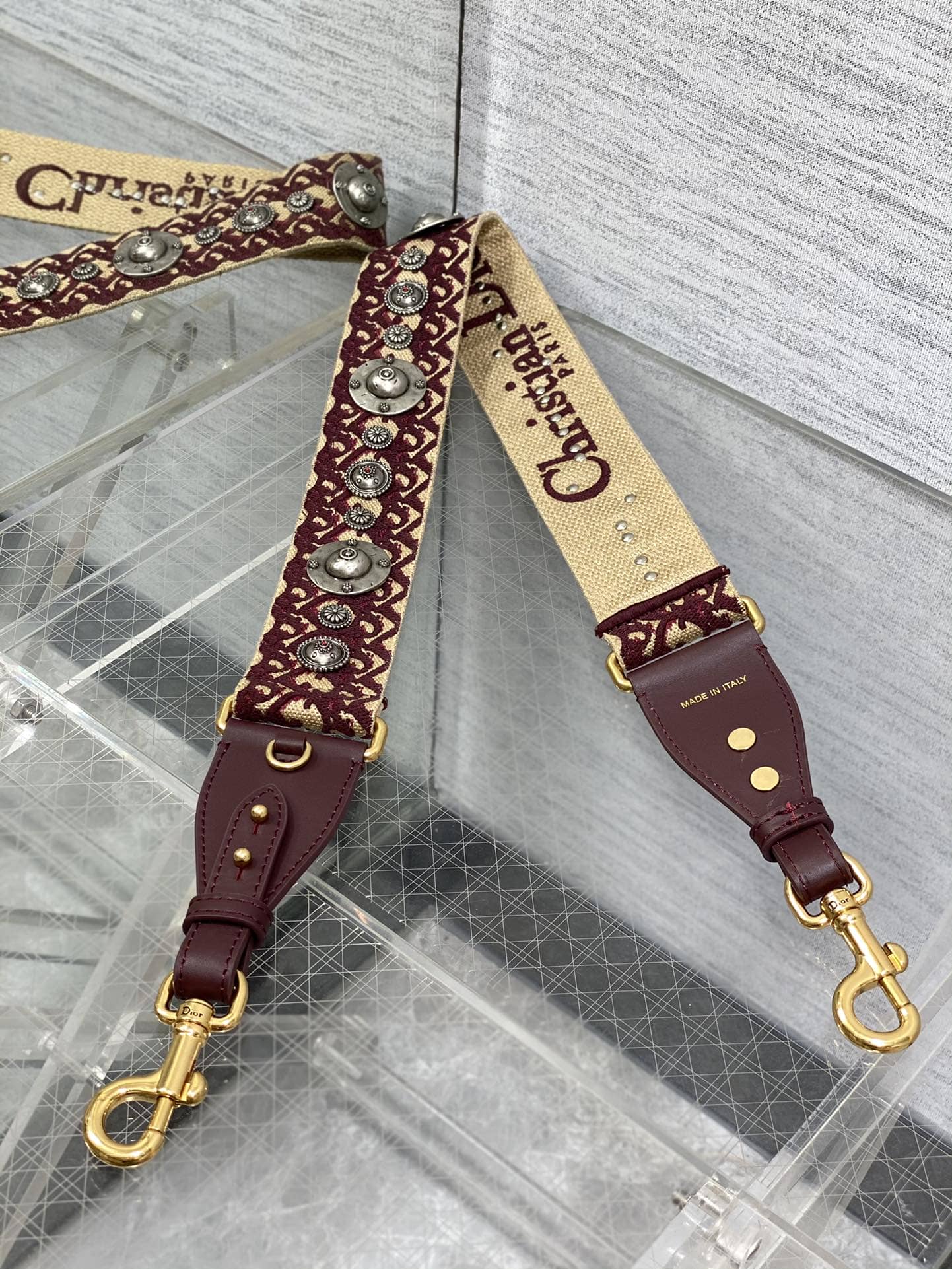 经典肩带【罗马酒红】此款肩带是搭配Dior 包包的神器 刺绣制作镏金五金，长度95厘米（包括狗扣）